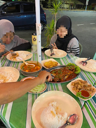 Warung Mak Comel